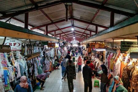 Sejak H+4 Lebaran, omzet pedagang oleh-oleh di Pasar Beringharjo, Yogyakarta, mulai meningkat (foto: Rizki Liasari, pilar.id)