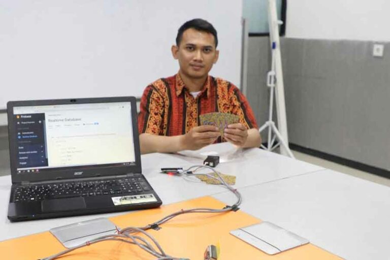 Irzal Zaini bersama prototipe alat monitoring buatannya