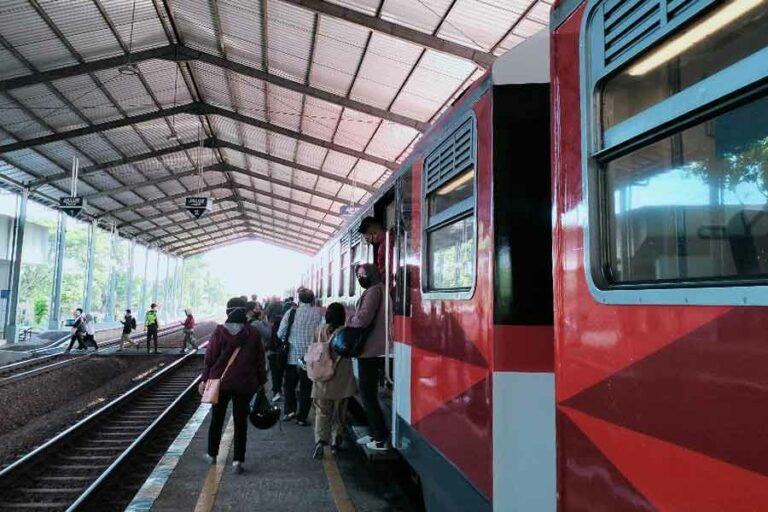 Okupansi Penumpang KRL Yogyakarta Naik 35 Persen Pengguna layanan KAI Commuter sepanjang 22-23 April 2023 mencapai 34.697 orang (foto: Rizki Liasari, pilar.id)