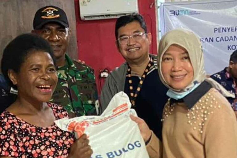 Direktur Bisnis Kurir dan Logistik Pos Indonesia Siti Choiriana (kanan) saat menyerahkan bantuan kepada Penerima Bantuan Pangan (PBP) di Kelurahan Yabansai, Kecamatan Heram, Kota Jayapura