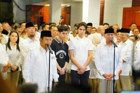 Prabowo (kiri) bersama Al dan El, saat menyampaikan sambutannya atas bergabungnya dua anggota parpol Gerindra yang baru, di Jalan Kertanegara, Jakarta Selatan, Kamis (27/4/2023). (Foto:Instagram @prabowo)