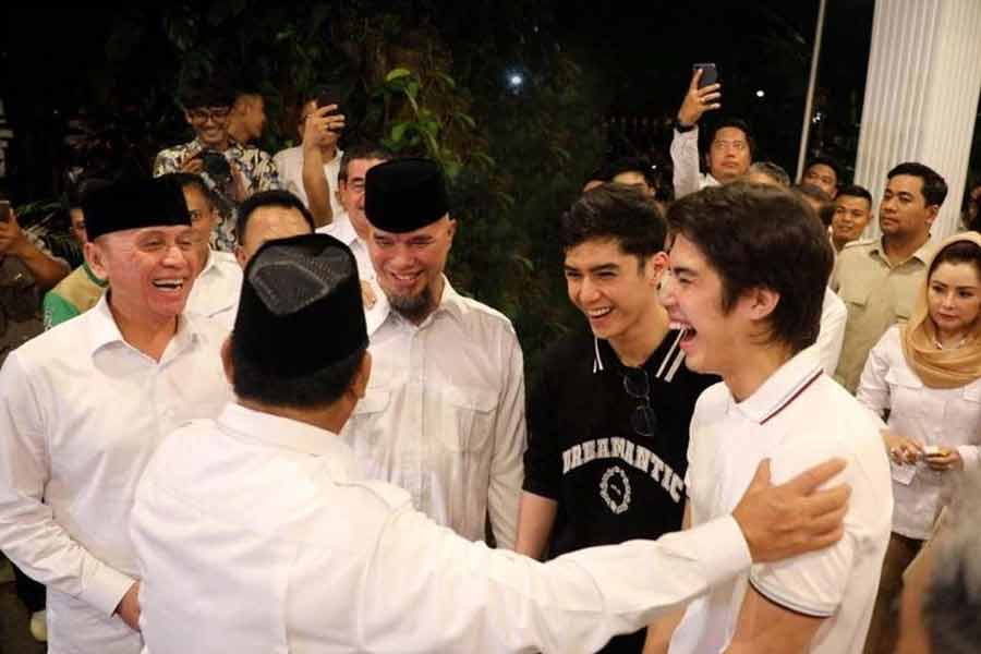 Tertawa, Prabowo bersama Al dan El saat bercengkrama usai menyambut Al dan El yang bergabung di Parpol Gerindra, saat agenda rapat koordinasi di kediaman Prabowo di Jalan Kertanegara, Jakarta Selatan, Kamis (27/4/2023) 