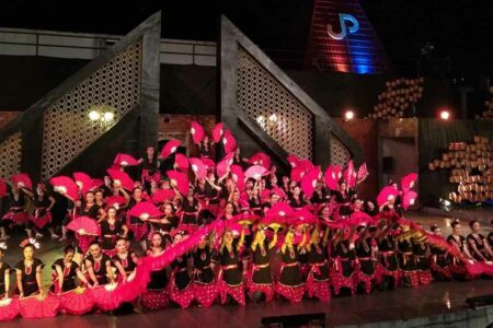 Aksi memukau ratusan penari dari seluruh kabupaten dan kota di Daerah Istimewa Yogyakarta pada peringatan Hari Tari Sedunia, Jogja Joged 2023, di Amphitheater Taman Budaya Kulon Progo, Sabtu (29/4/2023). (foto: Rizki Liasari, pilar.id)