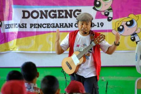 Gaya Yudi Agus Priyanto, pendongeng PMI dan pendiri Yayasan Dongeng Kepompong Indonesia, saat bercerita di depan anak-anak Kota Samarinda (foto: Dok PMI Kota Bontang)