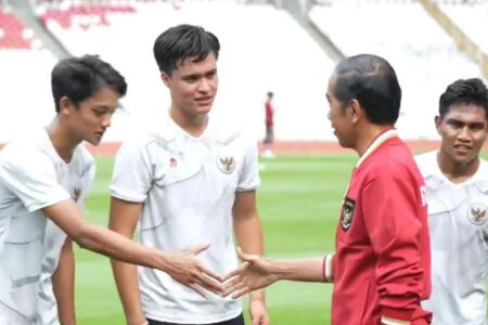 Datang di GBK Jokowi Semangati Para Pemain Muda Timnas U-20 Presiden RI Joko Widodo saat bertemu dengan para pemain timnas sepak bola Indonesia U-20