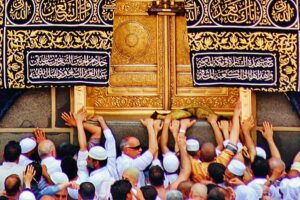 Peduli Lansia, Kemenag Siapkan Strategi Pelayanan Ibadah Haji Jamaah haji berebut menyentuh pintu ka'bah