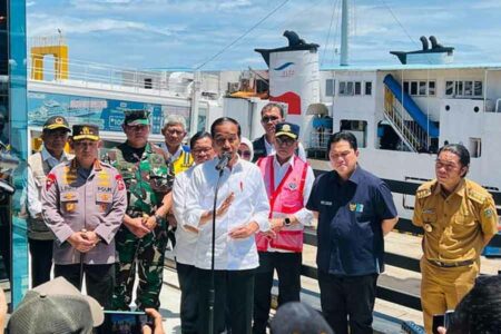 Jokowi Pastikan Pelabuhan Merak Siap Hadapi Pemudik Presiden RI Joko Widodo meninjau Pelabuhan Merak di Banten untuk memastikan kesiapan dan desain besar perencanaan arus mudik tahun ini berjalan baik (foto: facebook @jokowi)