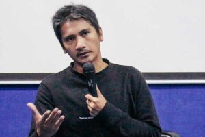 Zen RS, Chief of Content narasi.tv, saat berbicara di depan forum 'Investigative Journalism Era Digital' di Kampus Stikosa AWS