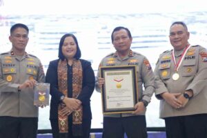 Kapolda Jawa Timur Irjen Pol Dr. Tono Harmanto, bersama Sri widayati pihak Rekor Muri serta jajaran lainnya berfoto bersama usai mendapat penghaargan MURI, di Gedung Mahameru Mapolda Jatim, Jumat (14/4/2023)