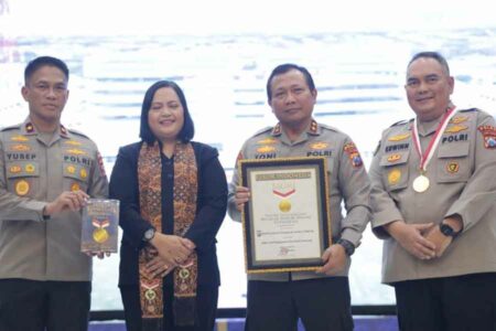Kapolda Jawa Timur Irjen Pol Dr. Tono Harmanto, bersama Sri widayati pihak Rekor Muri serta jajaran lainnya berfoto bersama usai mendapat penghaargan MURI, di Gedung Mahameru Mapolda Jatim, Jumat (14/4/2023)