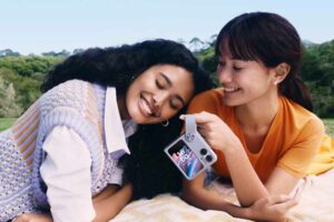 Lebih Mudah Dibawa, Smartphone Lipat Bakal jadi Trend Baru di Tahun Mendatang Smartphone dengan layar fleksibel dengan desain compact makin diminati (foto: istimewa)