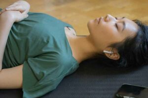 Kurang tidur hanya salah satu penyebab mata bengkak (foto: unsplash)