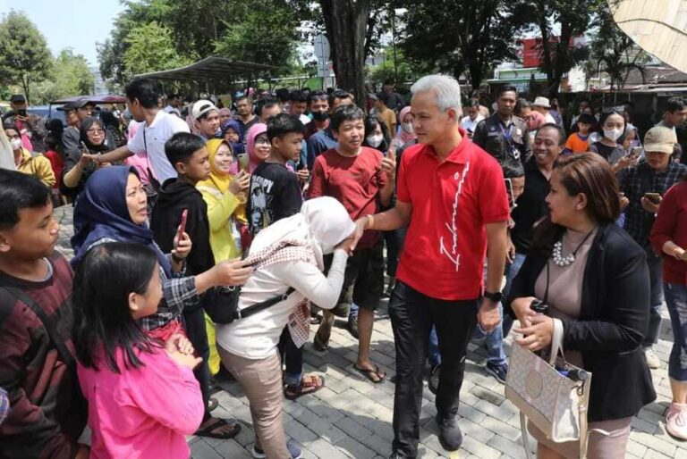 Gubernur Jawa Tengah Ganjar Pranowo saat menikmati liburan bersama keluarga di Solo Safari, tempat wisata yang sedang hits saat ini. (foto: istimewa)