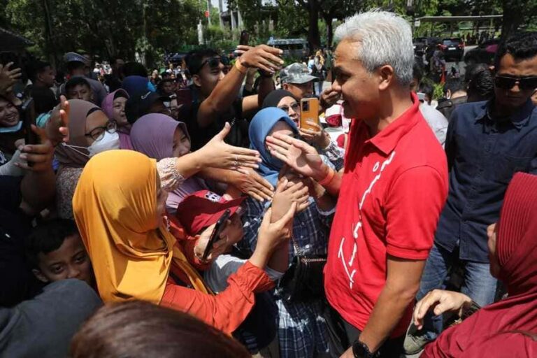 Gubernur Jawa Tengah Ganjar Pranowo saat menikmati liburan bersama keluarga di Solo Safari, tempat wisata yang sedang hits saat ini. (foto: istimewa)