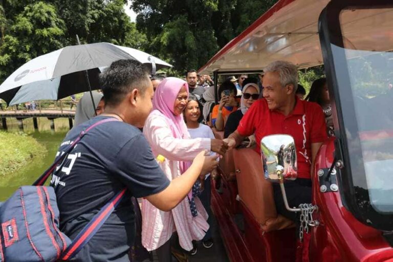 Gubernur Jawa Tengah Ganjar Pranowo saat menikmati liburan bersama keluarga di Solo Safari, tempat wisata yang sedang hits saat ini. (foto: istimewa)