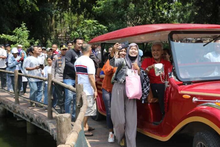 Gubernur Jawa Tengah Ganjar Pranowo saat menikmati liburan bersama keluarga di Solo Safari, tempat wisata yang sedang hits saat ini. (foto: istimewa)