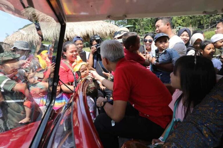 Gubernur Jawa Tengah Ganjar Pranowo saat menikmati liburan bersama keluarga di Solo Safari, tempat wisata yang sedang hits saat ini. (foto: istimewa)