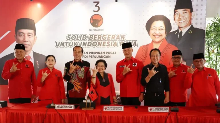 Ganjar Pranowo foto bareng Presiden Joko Widodo dan Ketua Umum PDI Perjuangan Megawati Soekarno Putri (foto: istimewa)