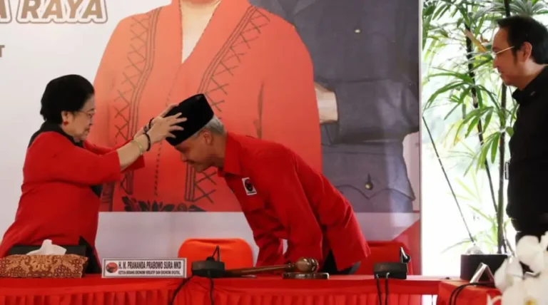 Senyum Sumringah Ganjar Pranowo Kenakan Kopiah dari Megawati Soekarnoputri