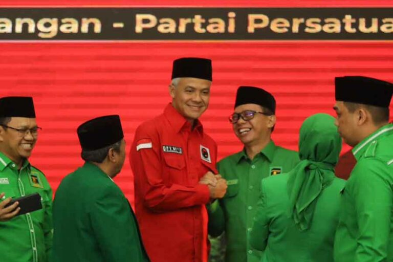 Ganjar Pranowo bersama sejumlah pimpinan PPP di di kantor DPP PDIP, Jalan Sudirman, Menteng, Jakarta Pusat