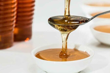Madu untuk campuran minuman akan membantu kita mengatasi sejumlah masalah kesehatan (foto: pexels)