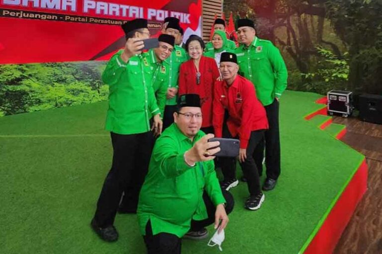 Said Abdullah: PDI Perjuangan dan PPP Pernah Sama-sama Rasakan Tekanan Politik Orde Baru Pimpinan PDI Perjuangan dan PPP berfoto bersama usai kesepakatan politik di Pilpres 2024
