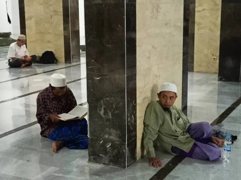 Jamaah memanfaatkan waktu-waktu terakhir di malam Ramadan, berdiam diri di dalam Masjid Ampel, untuk memperbanyak ibadah. (foto: Anton Kusnanto, pilar.id)