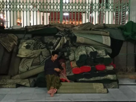 Memburu Berkah Penghujung Ramadhan dari Masjid Ampel Surabaya Sudut-sudut ruangan penyimpanan karpet juga digunakan sebagai tempat itikaf. (foto: Anton Kusnanto, pilar.id)