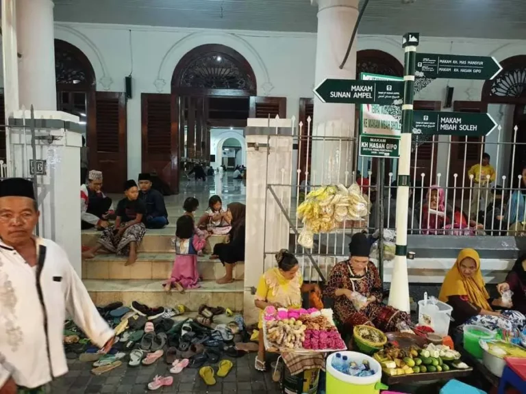 Pedagang mengadu rezeki di momen terakhir Ramadhan (foto: Anton Kusnanto, pilar.id)