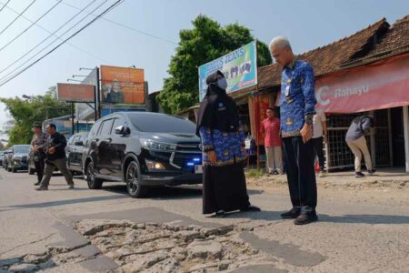 Gubernur Jawa Tengah Ganjar Pranowo mengecek progres proyek Tol Semarang-Demak seksi 1