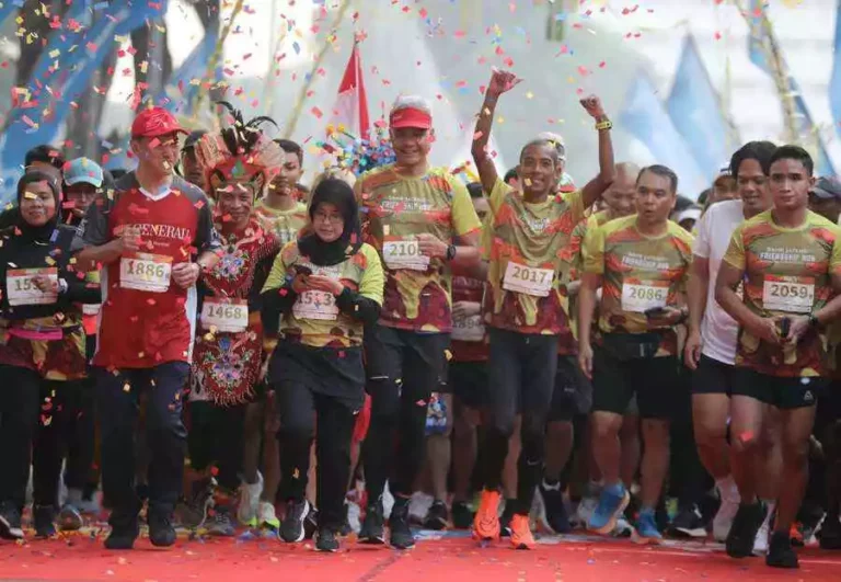 Friendship Run Jakarta, Agus Prayogo Lari bareng Ganjar Pranowo dan Ribuan Pelari Friendship Run diadakan di 10 kota besar di Indonesia. Sejumlah pelari terlibat didalamnya