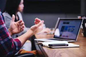Jawab Tantangan Zaman, Stikosa AWS Luncurkan Kelas Digital Broadcasting Journalism dan Digital PR Ilustrasi kuliah online