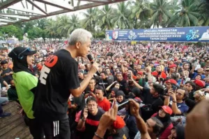 Ganjar menyapa pendukungnya di Jember