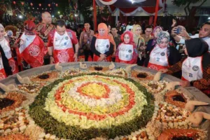 Festival Rujak Uleg 2023 di kawasan Kembang Jepun (Kya-kya) Surabaya, Sabtu (6/5/2023) malam