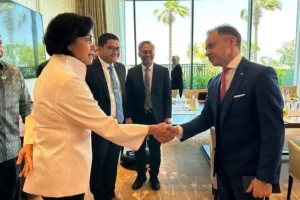 Menkeu Sri Mulyani saat bertemu Adnan Chilwan, CEO Dubai Islamic Bank (foto: facebook @smindrawati)