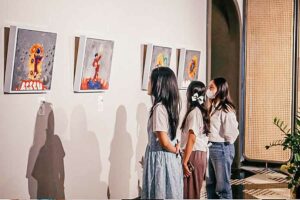 Pengunjung sedang menikmati pameran seni berkolaborasi di lobby ARTOTEL Yogyakarta