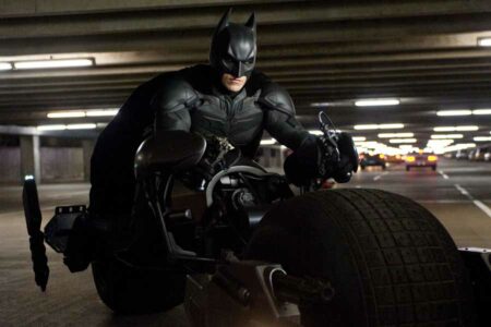 Christian Bale berperan sebagai Batman, hero yang misterius, di The Dark Knight Rises (2012)