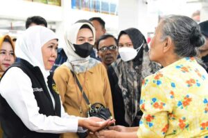 Gubernur Khofifah saat memberikan bantuan pada kelompok lansia
