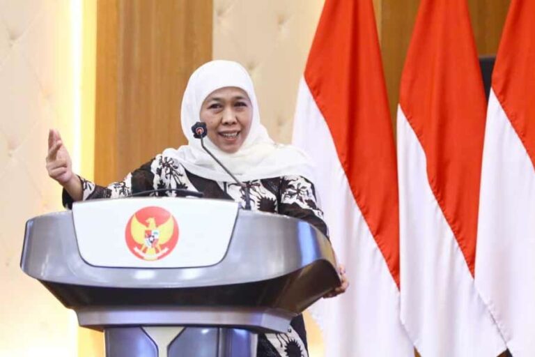 Gubernur Khofifah saat membuka Aktualisasi Pelatihan Revolusi Mental bagi Pejabat Pimpinan Tinggi Pratama dan Jabatan Administrasi di lingkungan Pemerintah Kota Bontang