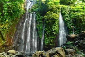 Menyapa Air Terjun Siraman Banyuatis, Pesona Buleleng yang tak Pernah Terkikis Air Terjun Siraman Banyuatis sejak dahulu sudah digunakan sebagai tempat melasti dan nganyut saat upacara ngaben oleh masyarakat