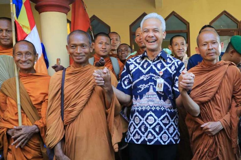 Ganjar Bertemu Bhikkhu Thailand yang Lakukan Ritual Thudong di Jambu Gubernur Jawa Tengah Ganjar Pranowo saat bertemu para bhikkhu dari Thailand
