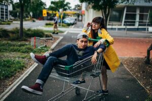 Ilustrasi sepasang remaja yang sedang jatuh cinta (foto: PHUOC LE, unsplash)
