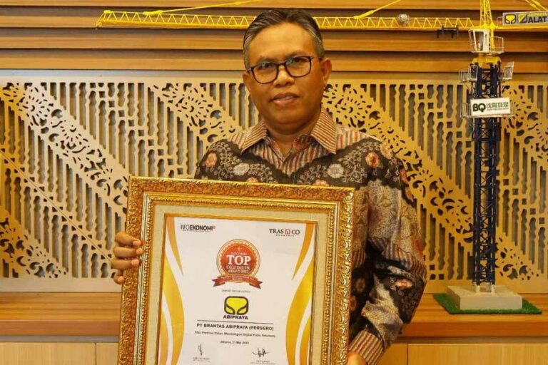 Brantas Abipraya Raih Penghargaan Indonesia Top Digital Public Relations Award 2023 Tumpang Muhammad, Direktur SDM dan Umum Brantas Abipraya