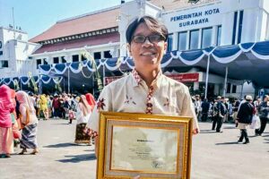 Mamuk Ismuntoro, pendiri Komunitas Matanesia, menunjukkan penghargaan khusus dari Wali Kota Surabaya Eri Cahyadi