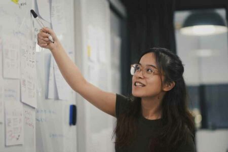 Karyawan perempuan rentan menjadi korban penyalahgunaan wewenang atasan yang berujung pada pelecehan bahkan kekerasan seksual (foto: Barney Yau, unsplash)