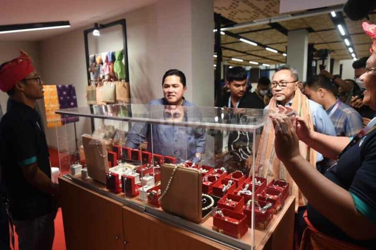Pertamina Bawa Program TJSL dan UMKM Binaan dalam Side Event ASEAN Summit 2023 Menteri Erick Thohir bersama Mendag Zulkifli Hasan saat melihat produk mitra binaan Pertamina