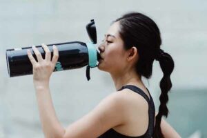 Dalam kondisi suhu yang tinggi, minum air putih jadi salah satu solusi yang sangat dianjurkan (foto: Ketut Subiyanto, pexels)