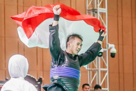 Libas Atlet Malaysia, Iqbal Candra Rebut Emas di Final Silat SEA Games Iqbal Candra, mengekspresikan kegembiraannya usai mengalahkan wakil Malaysia di arena pencak silat SEA Games 2023 (foto: kemenpora)