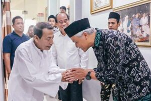 Gubernur Ganjar Pranowo bersilaturahmi ke Habib Luthfi bin Yahya, di Pekalongan.