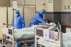 Petugas medis sedang menjalankan tugasnya menangani pasien cacar monyet (foto: istimewa)